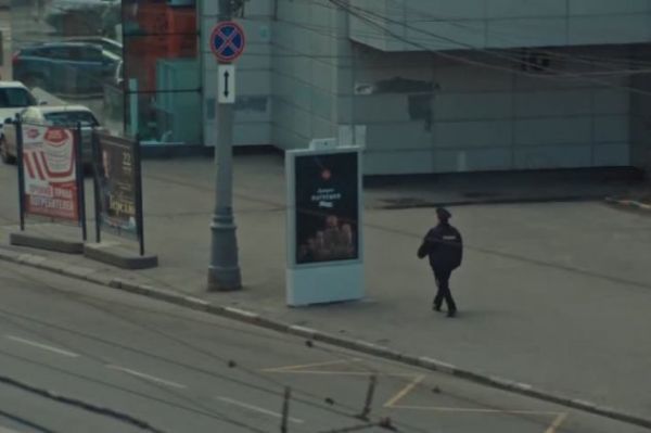 Ρωσία: Διαφημιστικός πίνακας κρύβεται όταν πλησιάζουν αστυνομικοί! (βίντεο)