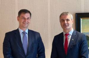 Θετικά μηνύματα από την επίσκεψη του Θεοχάρη στη Σουηδία