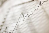 Οι αγορές εργασίες κατευθύνουν τις πολιτικές αποφάσεις
