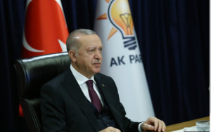Τα... πονηρά μηνύματα Ερντογάν πριν μπει στο αεροπλάνο για Ελλάδα