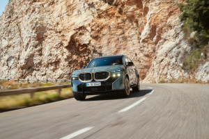 Η πρώτη BMW XM: Ένα plug-in υβριδικό σύστημα που αποτελείται από έναν V8 βενζινοκινητήρα και έναν εξαιρετικά ισχυρό ηλεκτροκινητήρα
