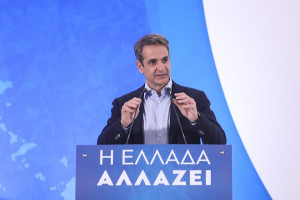 Νέο μήνυμα αυτοδυναμίας Μητσοτάκη με «βέλη» σε Τσίπρα-Ανδρουλάκη
