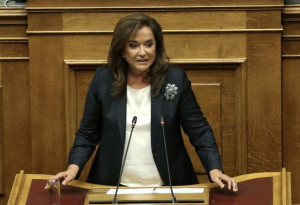 Μπακογιάννη: Υπέρ κυβέρνησης και κατά Σαμαρά για τη νομιμοποίηση μεταναστών