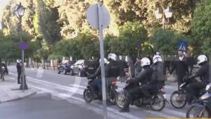 Αιφνιδιαστική διαμαρτυρία εργαζόμενων της εστίασης στο Μέγαρο Μαξίμου-Έγιναν προσαγωγές
