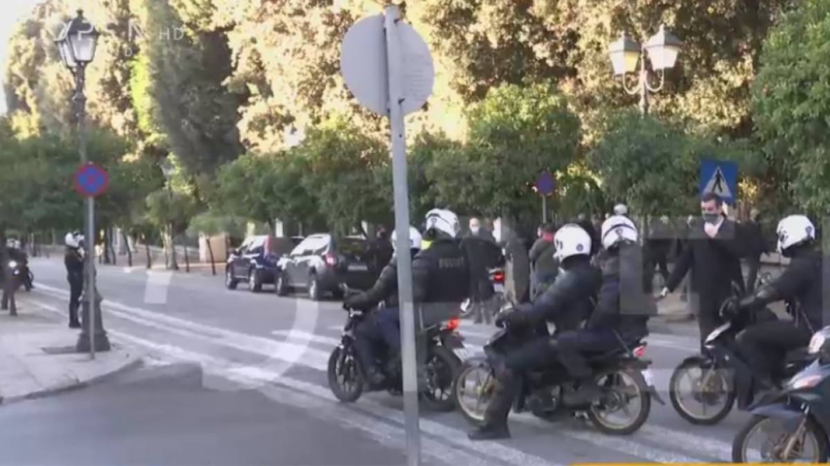 Αιφνιδιαστική διαμαρτυρία εργαζόμενων της εστίασης στο Μέγαρο Μαξίμου-Έγιναν προσαγωγές