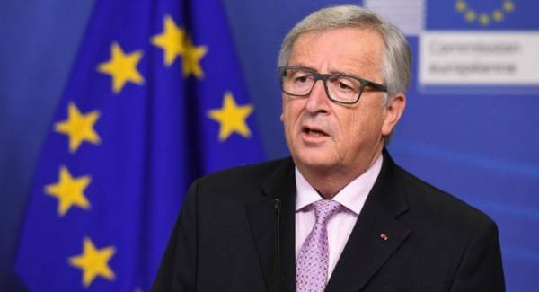 Γιούνκερ: Αγαπώ τους Έλληνες γιατί δεν έχασαν την αξιοπρέπειά τους