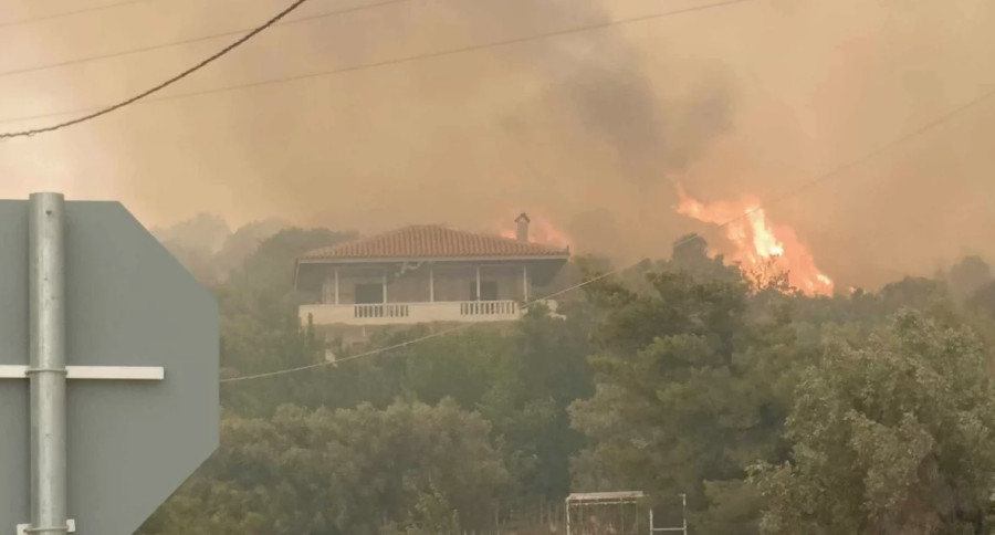 Πυρκαγιά στα Δερβενοχώρια: Οι φλόγες έφτασαν στη Νέα Ζωή-Καίγονται σπίτια