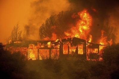 Πελώριες πυρκαγιές συνεχίζουν να κατακαίνε την Καλιφόρνια