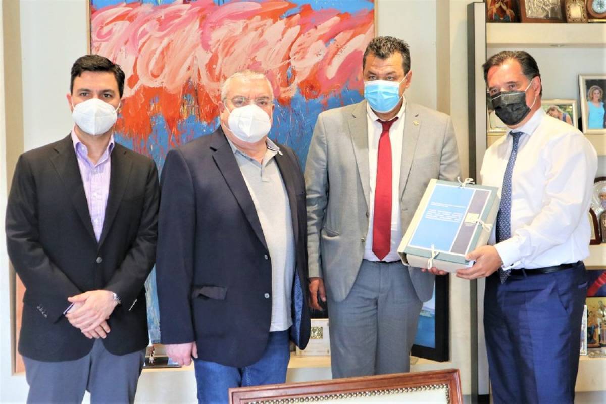 Γεωργιάδης: Παράδοση φακέλου αίτησης του έργου φοιτητικών εστιών του ΠΑΔΑ