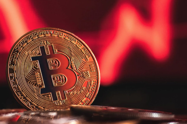 Κατρακυλά το Bitcoin-Απώλειες $220 δισ. σε δυο μέρες στα κρυπτονομίσματα