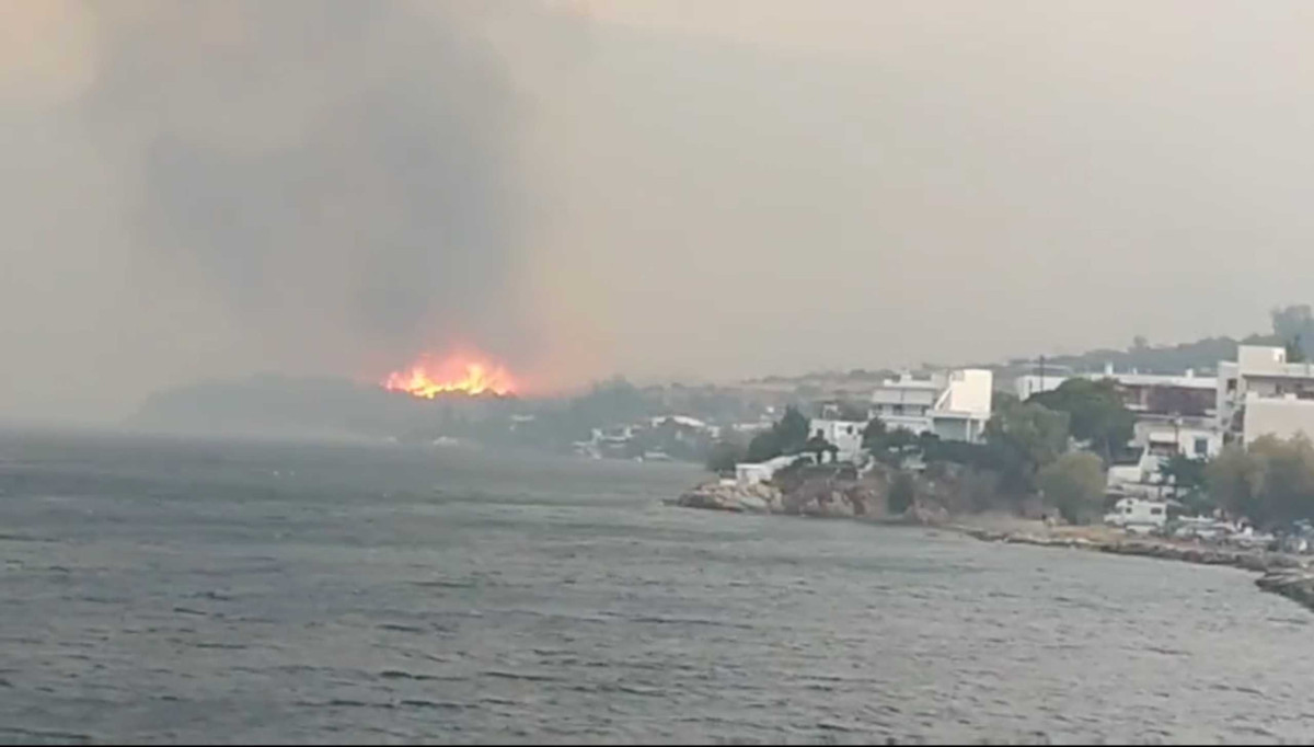 Ανεξέλεγκτη φωτιά στην Κάρυστο- Εκκενώθηκαν χωριά