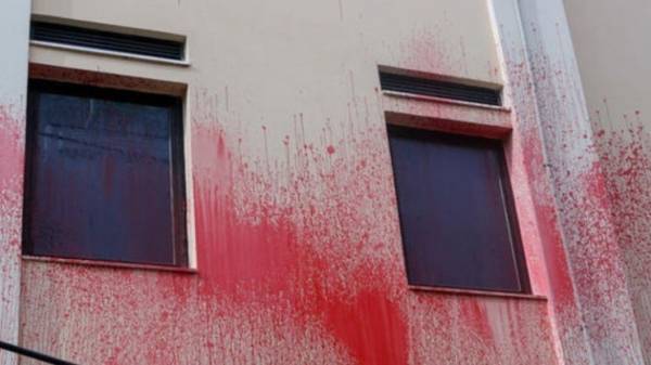 Μπογιές και φέιγ βολάν πέταξαν άγνωστοι στο δημαρχείο Πεντέλης