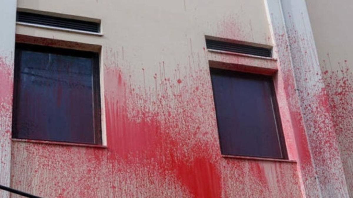 Μπογιές και φέιγ βολάν πέταξαν άγνωστοι στο δημαρχείο Πεντέλης