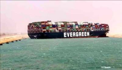Παραμένει «μπλοκαρισμένη» η Διώρυγα του Σουέζ-Εκατοντάδες πλοία στην αναμονή