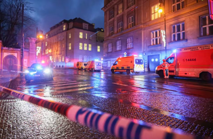 Μακελειό στην Πράγα: Άγνωστος κυκλοφορούσε στο κέντρο κρατώντας ψεύτικη χειροβομβίδα