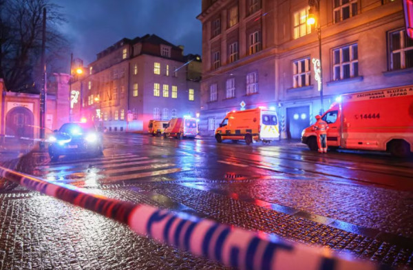 Μακελειό στην Πράγα: Άγνωστος κυκλοφορούσε στο κέντρο κρατώντας ψεύτικη χειροβομβίδα