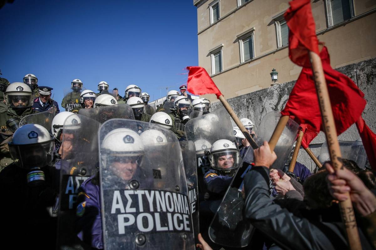 Έξω από τη Βουλή μαθητές και εκπαιδευτικοί
