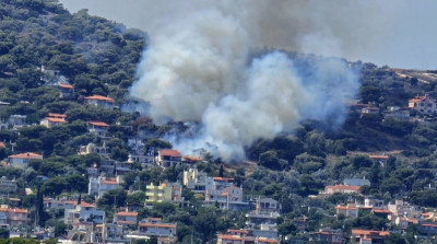 Φωτιά κοντά σε σπίτια στην Αρτέμιδα- Επιχειρούν ελικόπτερα