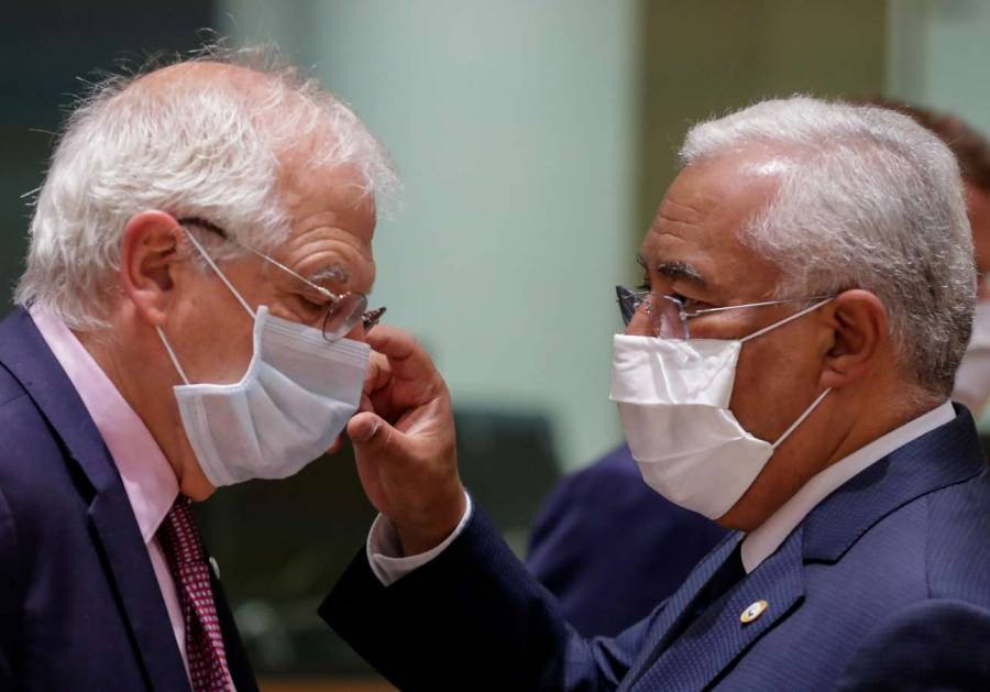 Ο πιο επικίνδυνος… μασκοφόρος πρωθυπουργός