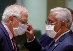 Ο πιο επικίνδυνος… μασκοφόρος πρωθυπουργός