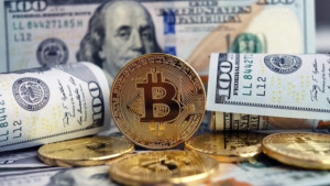 «Εξαφανίζεται» η συσχέτιση του Bitcoin με αμερικανικό δολάριο και μετοχές