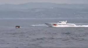 Τουρκικές ακταιωροί κατευθύνουν λέμβους προς την Ελλάδα (Video)