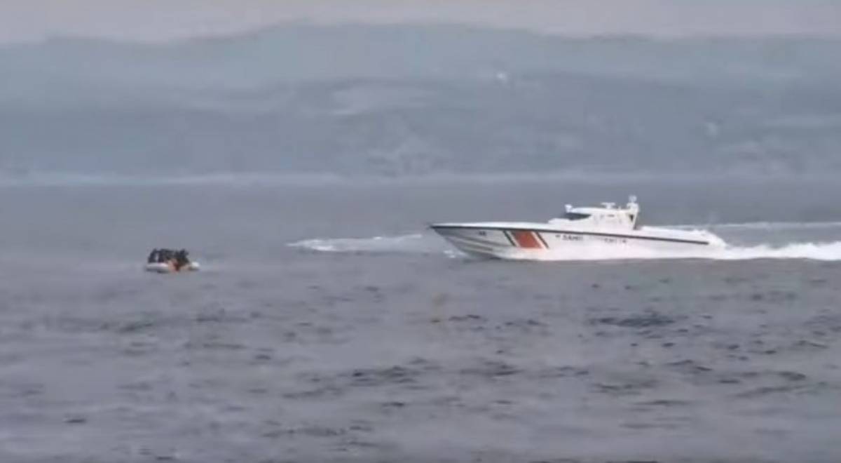 Τουρκικές ακταιωροί κατευθύνουν λέμβους προς την Ελλάδα (Video)