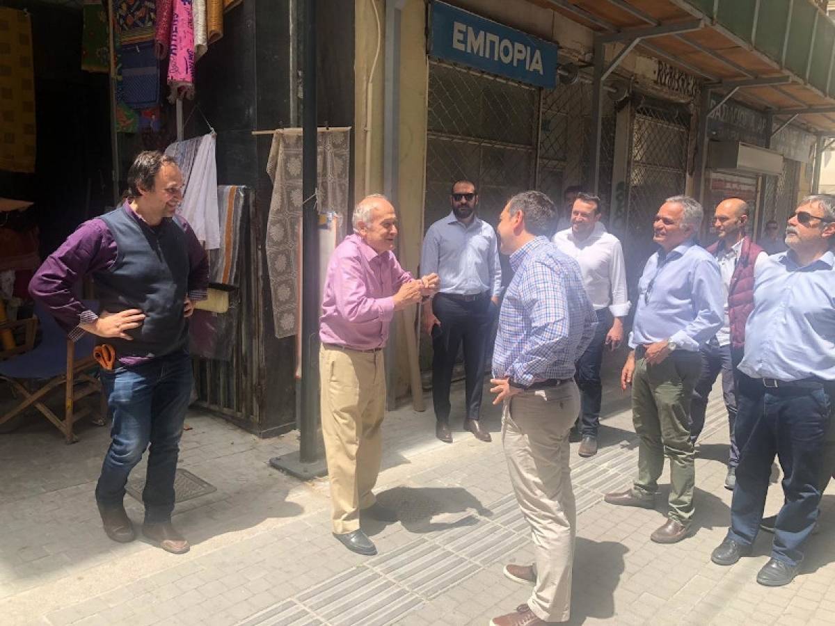 Τσίπρας: Βόλτα στο κέντρο της Αθήνας-Συζήτησε με καταστηματάρχες (photos)