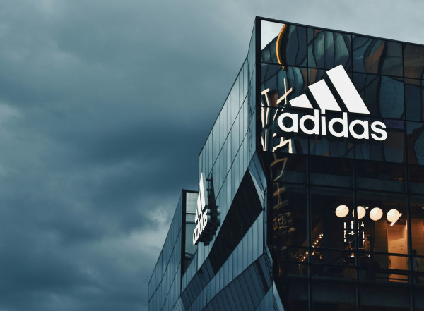 Adidas Hellas: «Άλμα» 21,5% στον τζίρο – Τριπλασιάζεται το μέρισμα στα €3 εκατ.