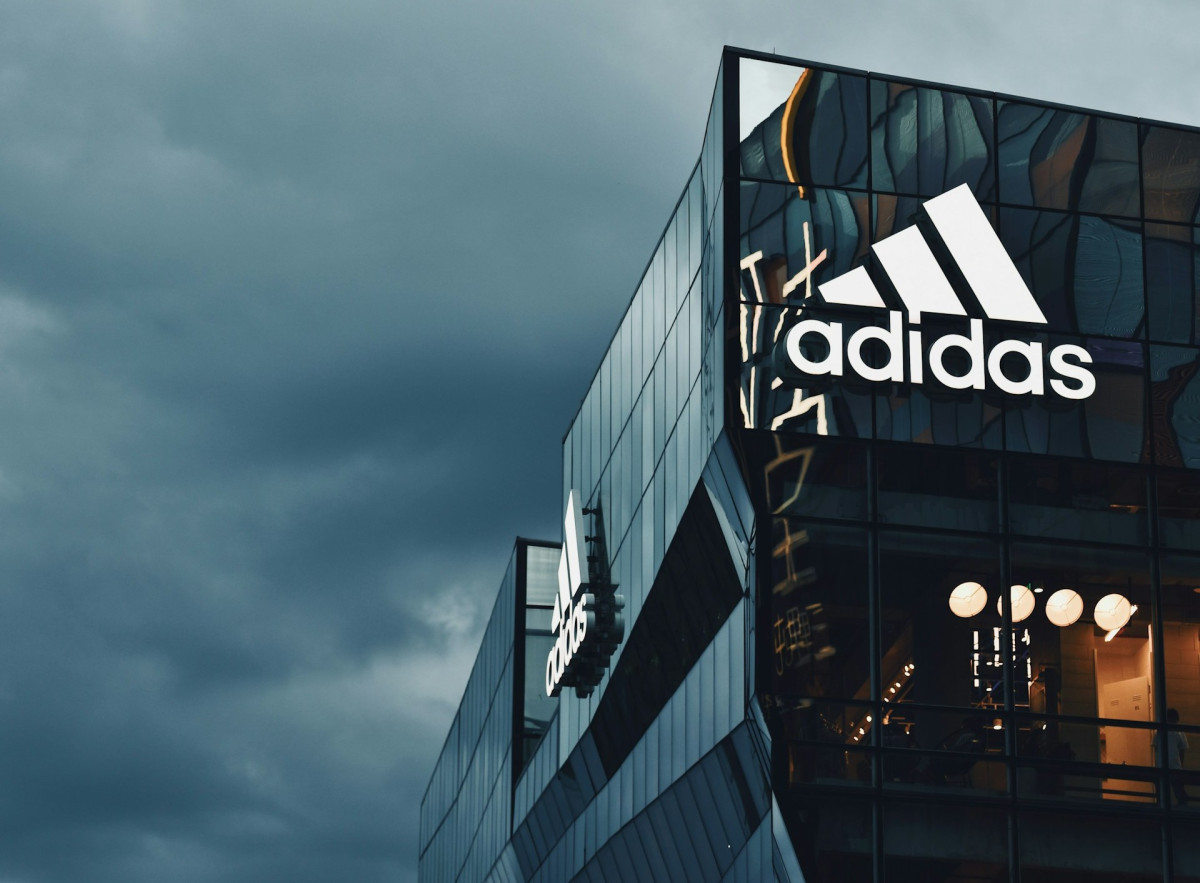 Adidas Hellas: «Άλμα» 21,5% στον τζίρο – Τριπλασιάζεται το μέρισμα στα €3 εκατ.