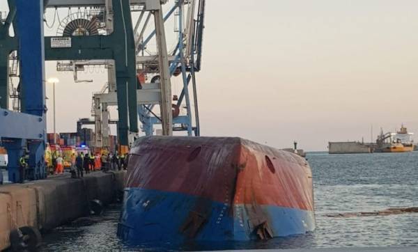 Τουρκικό πλοίο αναποδογύρισε στο λιμάνι του Castellon - Ένας νεκρός