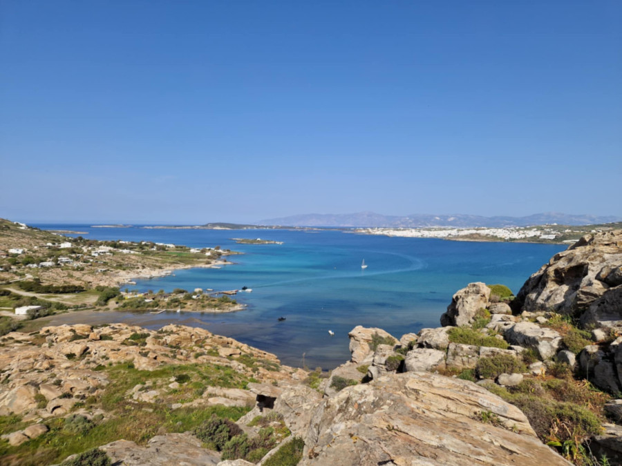 Αναφορά στη Βουλή για την τουριστική επένδυση στις Κολυμπήθρες Πάρου – Στο επίκεντρο περιβαλλοντικά ζητήματα και υποδομές