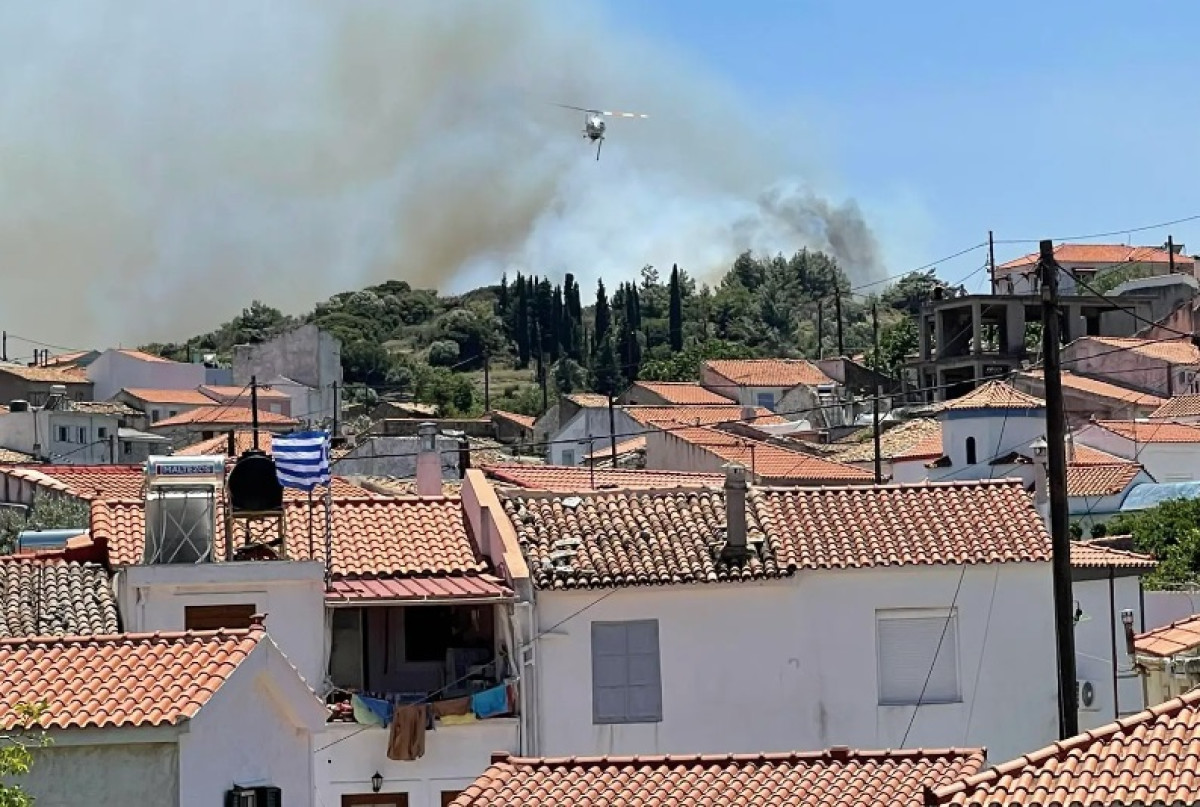 Σάμος: Μεγάλη φωτιά σε πευκοδάσος- Καίει κοντά σε οικισμό