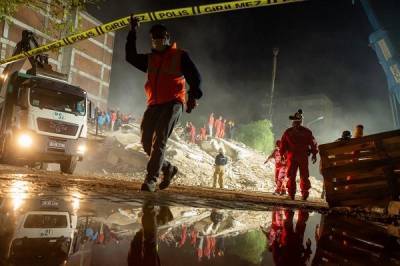 Τουρκία: Στους 100 οι νεκροί του σεισμού-Χιλιάδες σε σκηνές