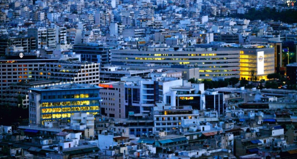 Alpha Bank για αγορά επαγγελματικών ακινήτων: Η Αθήνα οδηγεί την άνοδο τιμών και επενδύσεων