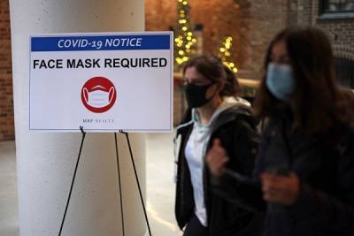 Τα CDC χαλαρώνουν τις συστάσεις για τη χρήση μάσκας