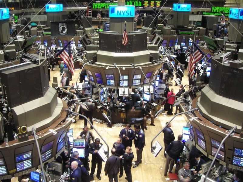 "Έσπασε" το πολυετές ανοδικό σερί Dow Jones και S&amp;P 500
