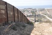 Ο Τραμπ υψώνει τείχος στα σύνορα με το Μεξικό