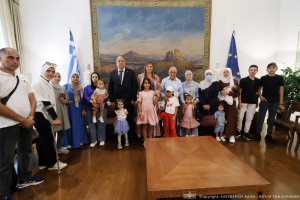 Ο Νικήτας Κακλαμάνης υποδέχθηκε παιδιά από την Παλαιστίνη στη Βουλή των Ελλήνων
