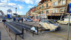 Κεφαλονιά: Οι δυνατοί άνεμοι ξήλωσαν στέγαστρο- Τρεις τραυματίες
