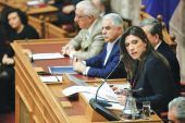 Θερμό επεισόδιο Ζωής- Μπαλάφα στη Βουλή