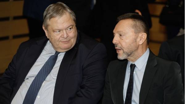 Ο Βενιζέλος, ο Ανδρουλάκης και αυτό το «κάτι» που ξέχασε ο Μητσοτάκης για τη Novartis