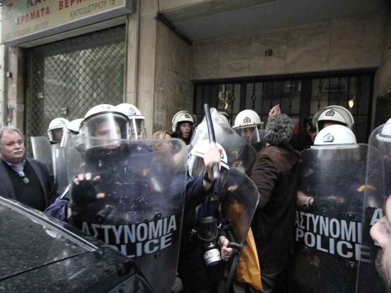 Πλειστηριασμοί: Πέντε τραυματίες σε επεισόδια έξω από συμβολαιογραφείο στη Θεμιστοκλέους