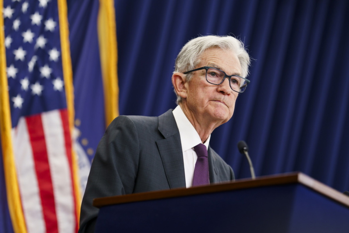 Fed: Αμετάβλητα τα επιτόκια με ταυτόχρονη πρόβλεψη μείωσης - Πάουελ: Καμία επιλογή δεν «αποκλείεται»