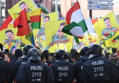 Η Γερμανία μυρίζει... μπαρούτι: Διχασμένοι Τούρκοι και Κούρδοι