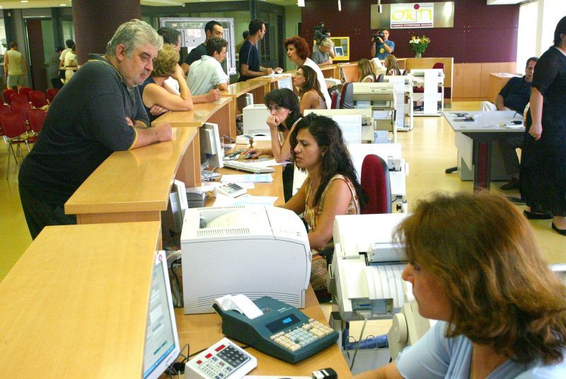 Πόσοι δημόσιοι υπάλληλοι έχασαν τη δουλειά τους το 2014;
