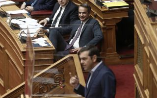 Σύγκρουση Μητσοτάκη-Τσίπρα στη Βουλή: Ο «πολακισμός» και το επιστημονικό «κρυφτό»
