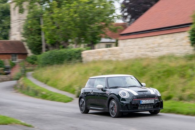 Η MINI γιορτάζει 60 χρόνια συνεργασίας με την Οικογένεια Cooper