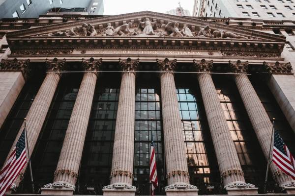 Πνοή αισιοδοξίας με ρεκόρ σε Wall Street και ευρωαγορές