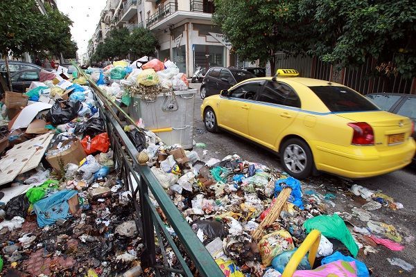 Απορρίφθηκε η πρόταση Σκουρλέτη- Παραμένουν στους δρόμους τα σκουπίδια
